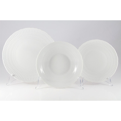 Zestaw talerzy dla 6 osób 0001 SOFIA Niedekorowana marki Ćmielów. Trzy białe, porcelanowe talerze o różnej wielkości z delikatnym, tłoczonym wzorem na brzegach.
