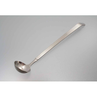 Stalowa łyżka serwingowa do sosu Amefa 1319 BUFFET o długości 34 cm. Smukły, minimalistyczny design z błyszczącym wykończeniem, widoczny pod kątem na jasnym