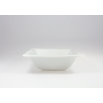 Biała salaterka 23 cm Gourmet marki Lubiana o nowoczesnym, kwadratowym kształcie. Widok z profilu na gładką, porcelanową powierzchnię naczynia na jasnym tle.