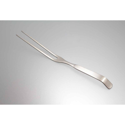 Srebrny widelec serwingowy do mięsa Amefa 1319 BUFFET z dwoma długimi zębami. Eleganckie sztućce półmiskowe o minimalistycznym designie na jasnym tle.