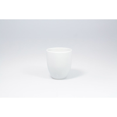 Biały kubek Lubiana FEELING o pojemności 300 ml. Minimalistyczne naczynie z gładkiej porcelany o zaokrąglonym kształcie, ukazane na jasnym, neutralnym tle.