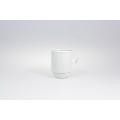 Biały porcelanowy kubek 300 ml BASIC marki Lubiana o prostym, minimalistycznym kształcie z charakterystycznym żłobieniem u podstawy, widoczny na jasnym tle.