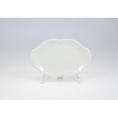 Biały półmisek owalny 24 cm z kolekcji Kamelia marki Chodzież. Eleganckie naczynie porcelanowe o klasycznym kształcie z ozdobnymi tłoczeniami na brzegach.