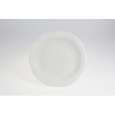 Biała salaterka Chodzież z linii Kamelia o średnicy 26 cm. Klasyczna porcelana z delikatnym, tłoczonym zdobieniem na obrzeżach, widok z góry na jasnym tle.