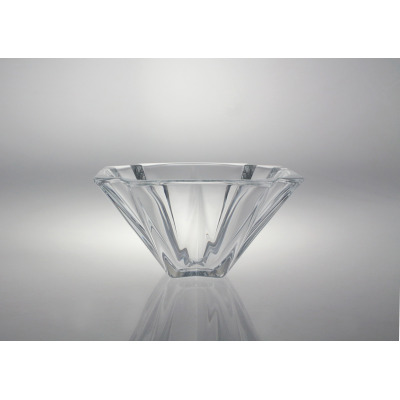 Misa kryształowa Bohemia Metropolitan o średnicy 30,5 cm. Przezroczyste naczynie o geometrycznym, wielościennym kształcie, ustawione centralnie na jasnym tle.