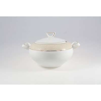 Biała porcelanowa waza Ćmielów G620 Yvonne o pojemności 3 l. Naczynie z pokrywką i dwoma uchwytami zdobi elegancki, beżowy wzór z delikatnymi złotymi akcentami.