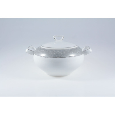 Biała porcelanowa waza Ćmielów G621 Yvonne o pojemności 3 l. Naczynie z pokrywką i uchwytami zdobione eleganckim, srebrnym geometrycznym wzorem na obrzeżu.