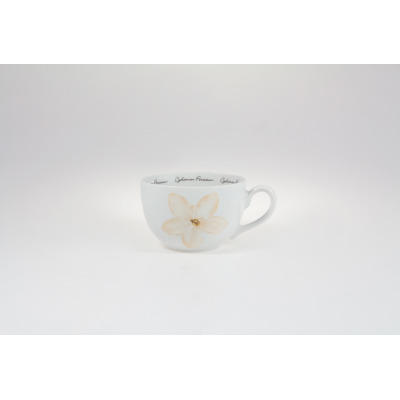 Biała porcelanowa filiżanka Chodzież 0,25 l z serii 9542 GAJA. Naczynie zdobi delikatny motyw kwiatowy oraz powtarzający się napis Cyclamen Persicum.
