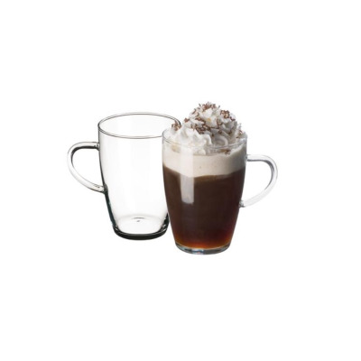 Dwie szklanki Simax Lyra o pojemności 400 ml. Jedna pusta, druga wypełniona kawą z bitą śmietaną i posypką. Przezroczyste szkło żaroodporne z wygodnym uchwytem.