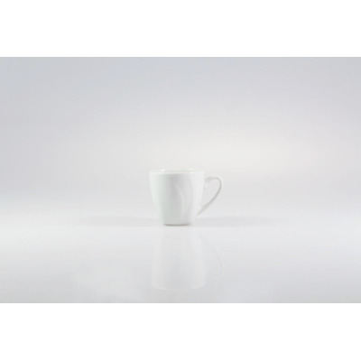 Biała porcelanowa filiżanka do espresso Celebration marki Lubiana o pojemności 0,09 l z subtelnym, wypukłym wzorem na ściance, ustawiona na białym tle.