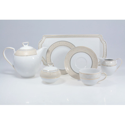 Elegancki garnitur do kawy G620 Yvonne marki Chodzież. Biała porcelana z subtelnym, beżowo-złotym zdobieniem na dzbanku, cukiernicy, filiżance, spodku i tacy.