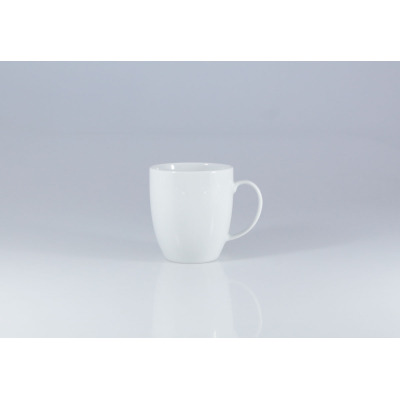 Biały porcelanowy kubek Lubiana Filip o pojemności 380 ml. Klasyczne naczynie o gładkiej powierzchni i zaokrąglonym kształcie, ustawione na jasnym, odbijającym