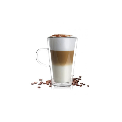Szklanka do latte z podwójną ścianką Vialli Design AMO 320 ml wypełniona trójwarstwowym napojem z pianką, ustawiona na białym tle w otoczeniu ziaren kawy.