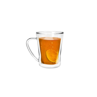 Szklanka z podwójną ścianką Vialli Design AMO o pojemności 250 ml wypełniona herbatą z plasterkiem cytryny. Przezroczyste szkło borokrzemowe, widok z profilu.