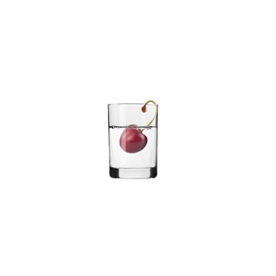Kieliszek do wódki 50 ml z serii Shot marki Krosno Glass S.A. wypełniony wodą, w której zanurzona jest świeża wiśnia z ogonkiem wystającym ponad taflę płynu.