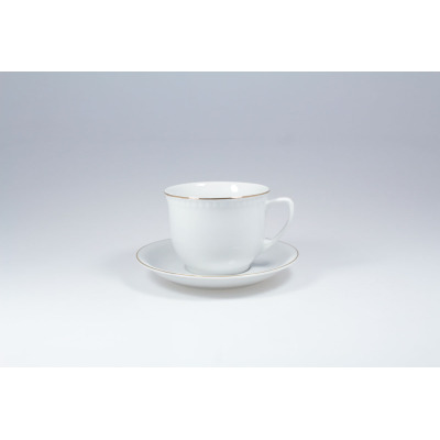 Biały porcelanowy kubek 300 ml ze spodkiem 0064 Wiedeń marki Lubiana. Klasyczne naczynie o gładkiej powierzchni z subtelnym złotym zdobieniem na krawędziach.