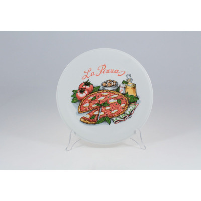 Talerz do pizzy 27 cm 0053 BARILLA marki Lubiana na przezroczystym stojaku. Białe naczynie z kolorowym nadrukiem pizzy, pomidorów, oliwy i napisem La Pizza.
