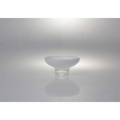 Biała salaterka Handmade od Krosno Glass S.A. o średnicy 12 cm. Szklane naczynie z opalowego szkła o minimalistycznym kształcie, widoczne na jasnym tle z