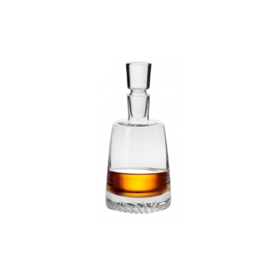 Szklana karafka do whisky FJORD marki Krosno Glass o pojemności 0,95 l. Przezroczyste naczynie z ozdobnym, fakturowanym dnem wypełnione bursztynowym trunkiem.
