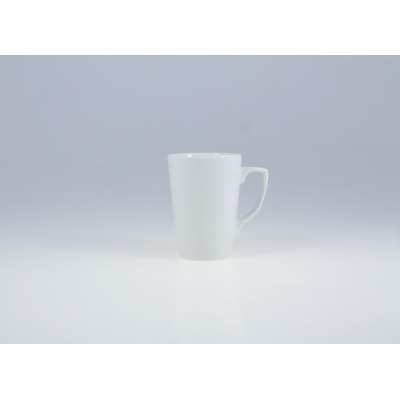 Biały porcelanowy kubek 240 ml z serii Ameryka marki Lubiana o klasycznym, lekko zwężanym ku dołowi kształcie i wygodnym uchu, ukazany na jasnym tle.