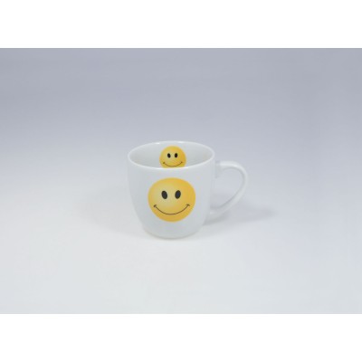 Biały porcelanowy kubek 300 ml 4067 BILL marki Lubiana. Na froncie oraz wewnątrz naczynia widnieje żółta grafika uśmiechniętej buźki. Widok z profilu.