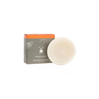 Mydło do golenia MUHLE Rokitnik w okrągłej kostce z wytłoczonym logo wiatraka, obok szaro-pomarańczowe opakowanie kartonowe z napisem Shaving Soap Sea