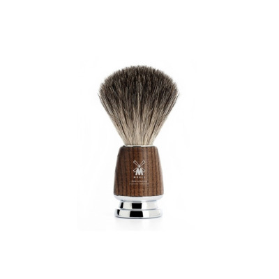 Pędzel do golenia Mühle Rytmo z włosia borsuka, osadzony w eleganckiej rękojeści z drewna jesionowego z chromowaną podstawą. Widoczne logo Mühle i napis Made