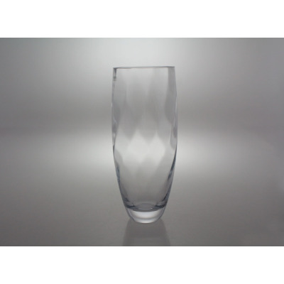 Wazon 30 cm HANDMADE Classic ROMANCE marki Krosno Glass S.A. o smukłym, eliptycznym kształcie z przezroczystego szkła o subtelnej, geometrycznej fakturze.