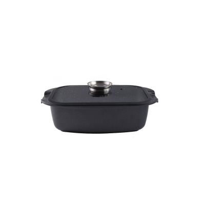 Brytfanna 32 cm Gerlach GRANITEX w kolorze czarnym z granitową powłoką, widoczna z profilu wraz z dopasowaną pokrywką z metalowym uchwytem na białym tle.