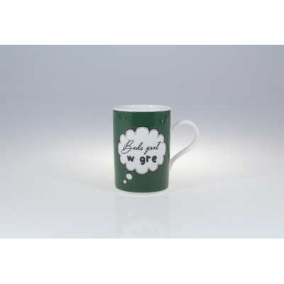 Zielony kubek porcelanowy Lubiana 300 ml z serii Leon. Na środku biała chmurka komiksowa z napisem Będę grał w grę. Widok z przodu na tle jasnoszarym.