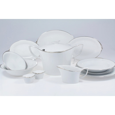 Serwis obiadowy Ćmielów HAPPA Platyna dla 12 osób. Biała porcelana z subtelnym srebrnym wykończeniem, obejmująca wazę, sosjerkę, talerze i misy w eleganckim