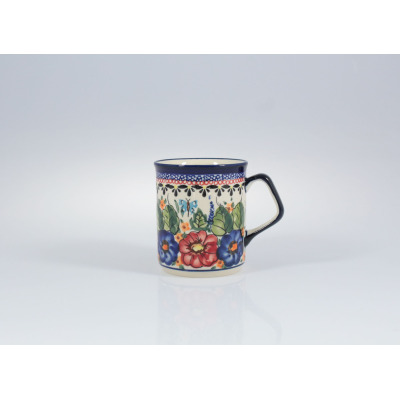 Ceramiczny kubek Bolesławiec 0,25 l GU-872 z ręcznie malowanym wzorem kwiatów i motyli w odcieniach czerwieni, błękitu i zieleni na jasnym tle, widok z przodu.