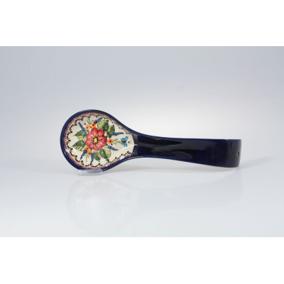 Ceramiczna podstawka pod łyżkę Bolesławiec 149AR z motywem kwiatowym. Naczynie o wydłużonym kształcie z granatową rączką i ręcznie malowanym wzorem roślinnym.