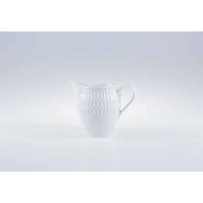 Biały porcelanowy dzbanek do mleczka Sofia Niedekorowana marki Ćmielów o pojemności 0,25 l. Naczynie z eleganckim tłoczonym wzorem na górnej części, widok z