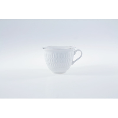 Biała porcelanowa filiżanka Ćmielów Sofia o pojemności 0,25 l z platynowym wykończeniem, ozdobiona eleganckim, wypukłym wzorem na ściankach, widok z profilu.