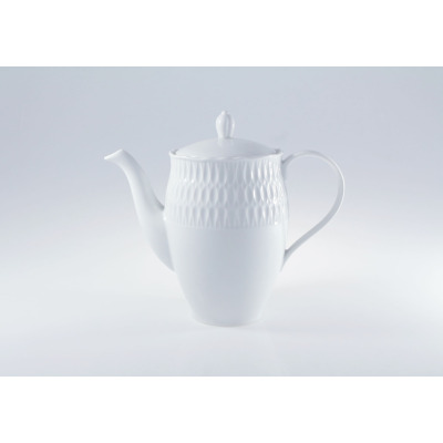 Biały imbryk Ćmielów Sofia Niedekorowana o pojemności 1,6 l. Porcelanowy czajnik z eleganckim tłoczonym wzorem w górnej części, widoczny z profilu na białym