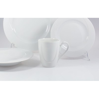 Biały kubek 350 ml z serii VEGA marki Chodzież o gładkiej powierzchni, ustawiony na pierwszym planie przed zestawem porcelanowych talerzy na białym tle.