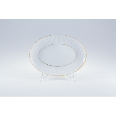 Owalna rawierka Ćmielów 24 cm z kolekcji Sofia. Biała porcelana z delikatnym reliefem na brzegach, wykończona subtelną złotą linią, ustawiona na przezroczystym