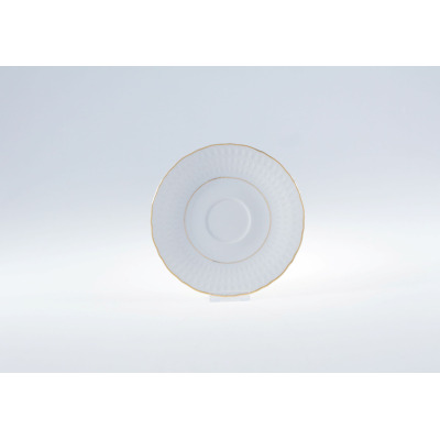 Biały porcelanowy spodek Ćmielów Sofia o średnicy 15,7 cm z delikatnym tłoczonym wzorem na obrzeżach, wykończony elegancką złotą linią na krawędzi i wewnątrz.