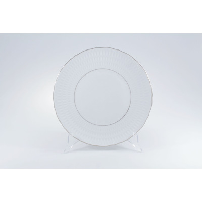 Talerz płytki 28 cm Ćmielów 3607 Sofia z platynowym wykończeniem. Biała porcelana o eleganckim, tłoczonym wzorze na obrzeżach, prezentowana na przezroczystym