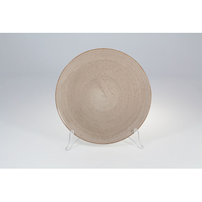 Talerz płytki 27 cm Boss marki Lubiana w kolorze brązowym. Okrągłe naczynie o nakrapianej fakturze i minimalistycznym stylu, wyeksponowane na przezroczystym