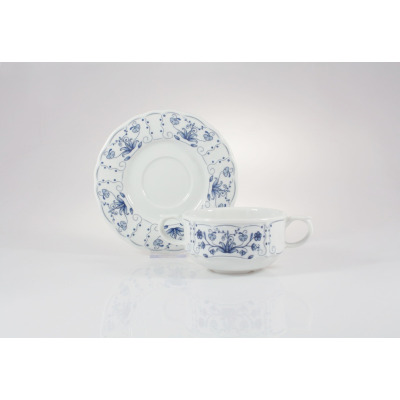 Bulionówka 320 ml ze spodkiem 6101 MARIA Kaszubska marki Lubiana. Biała porcelana z delikatnym niebieskim wzorem kwiatowym, ustawiona na jasnym tle.