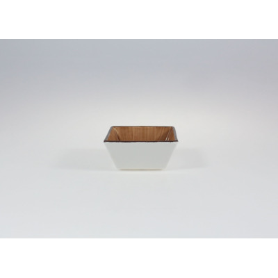 Salaterka kwadratowa 8,5 cm Lubiana 6591A Classic o białych ściankach zewnętrznych i wnętrzu w odcieniu brązu. Widok z przodu na eleganckie naczynie ceramiczne.