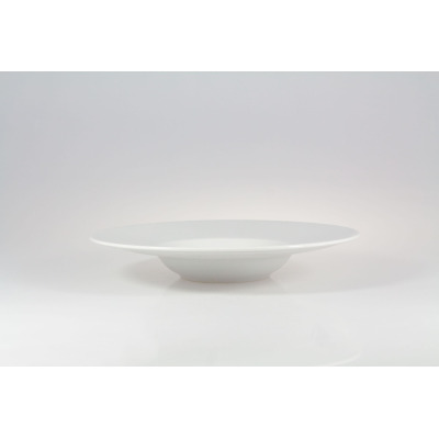 Biały talerz do deseru ROMA marki Lubiana o średnicy 27 cm. Klasyczna porcelana o minimalistycznym designie, ujęta z profilu na jasnym, jednolitym tle.