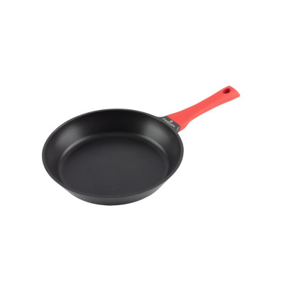 Patelnia Zwieger Obsidian o średnicy 28 cm z czarną powłoką nieprzywierającą i charakterystyczną czerwoną rączką. Widok z góry pod kątem, logo marki na