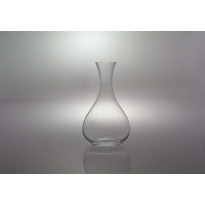 Przezroczysta, szklana karafka Krosno Glass o pojemności 1,60 l. Klasyczny, ręcznie formowany kształt z szerokim dnem i smukłą szyjką na jasnym, odbijającym
