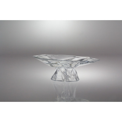 Patera kryształowa Enigma marki Bohemia o średnicy 35,5 cm. Szklane naczynie na geometrycznej podstawie z efektownymi, fasetowanymi załamaniami światła.