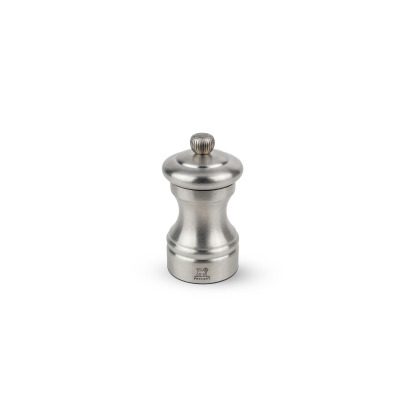 Srebrny młynek do soli Peugeot Bistro Chef o wysokości 10 cm. Klasyczny, metalowy design z charakterystycznym logo lwa na korpusie i ozdobnym pokrętłem.