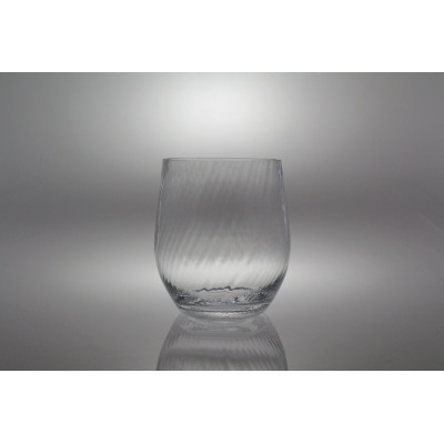 Szklany świecznik Handmade od Krosno Glass S.A. o wysokości 20 cm, wykonany z przezroczystego szkła z dekoracyjnym efektem optyka skręcanego, widoczny na