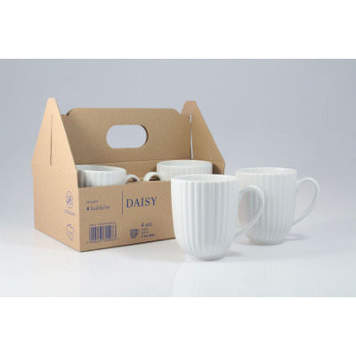 Zestaw 4 białych porcelanowych kubków Daisy marki Lubiana o żłobkowanej fakturze. Dwa kubki stoją przed kartonowym opakowaniem z nadrukiem Daisy i kodem